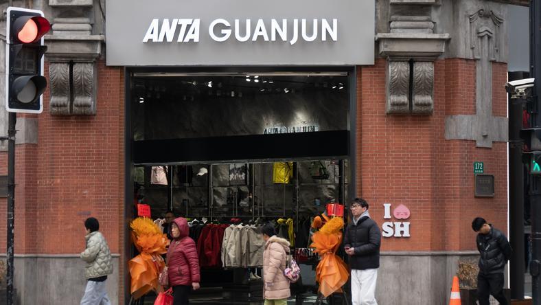 安踏,破产品牌翻红的MCN